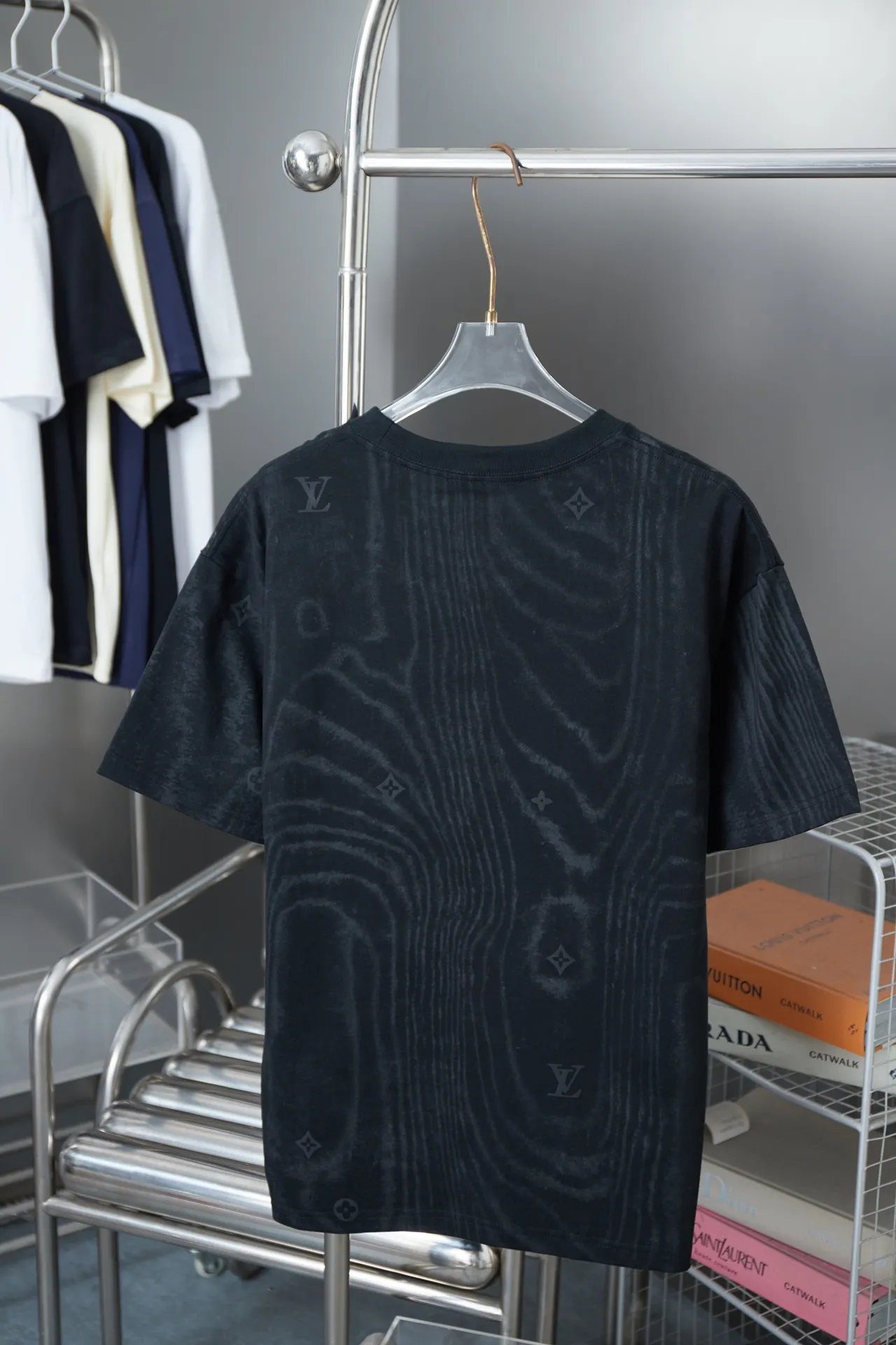 🅿️180 Louis LV 25ss new early spring short-sleeved corrugated texture LV printed foam short-sleeved light luxury essential item for daily commuting for men and women Correct version Welcome to compare Detailed features · 320g 100% cotton double yarn jersey fabric · Fabric digitally printed ripple texture . Positioning laser cutting . Cut-out printed foam LV letters · Double-needle stitching and cross-stitching technology · Original main mark, washed tag, brand moisture-proof paper packaging Color: Black Size: S/M/L/XL